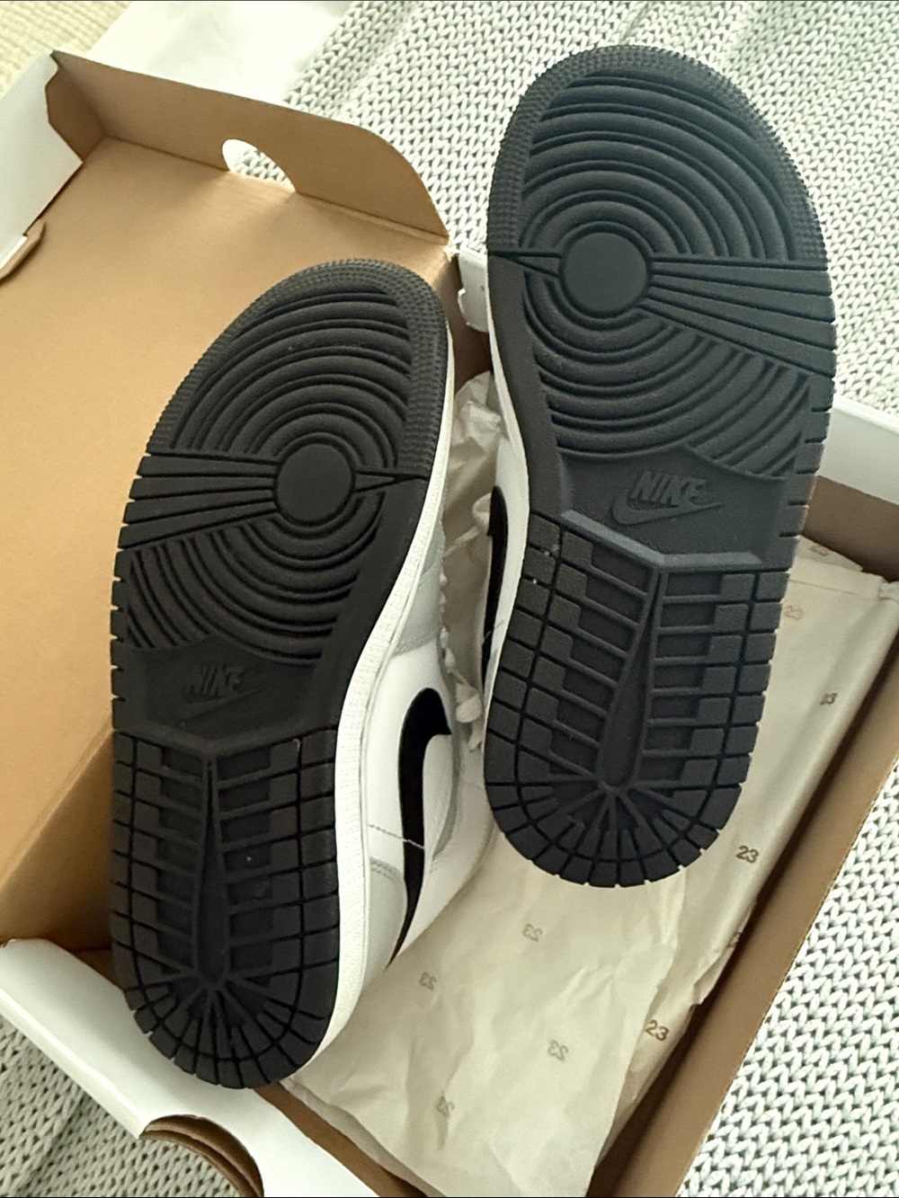 2021 Wmns Air Jordan 1 Mid 'Grey Fog' - Picture 6 of 10